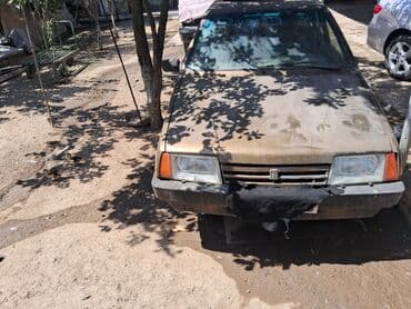 06 sekileri: VAZ 21099 sedan – qızılı rəng, 4 qapılı, ön ötürücülü. Mexaniki — 1