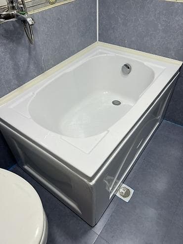 hamam üçün rəf: Akril vanna – kompakt ölçülü, künc divar birləşməsinə uyğun — 2