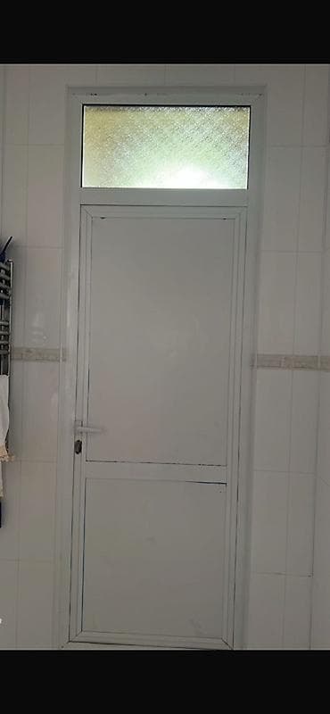 nesimi bazari ag ciceyim: PVC sanitar qapı – üst transomlu - Material: ağ rəngli PVC/profil - — 1