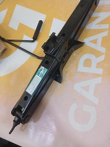 mini karavan: Mexanik Domkrat, Maksimum yükqaldırma: 3 t — 4