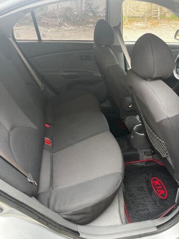 kia ceed azerbaycan: Gümüşü rəngdə Kia Rio sedan avtomobili. Avtomobilin xarici görünüşü — 8