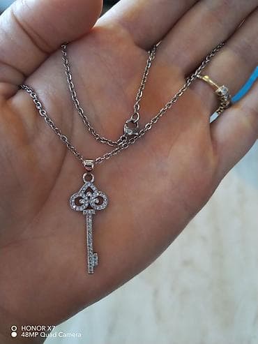 Gümüş rəngli zəncir və açar formalı kulon - Material: metal ərintisi