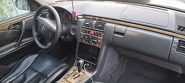 Mercedes-Benz E 220: 2.2 l | 2000 il Sedan — 3