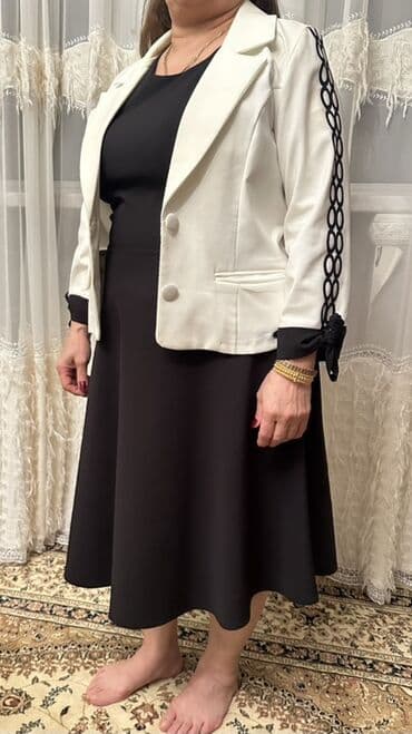 dest geyim: Zərif qadın dəstinin təsviri - 2 hissədən ibarət: qolsuz qara don + — 2