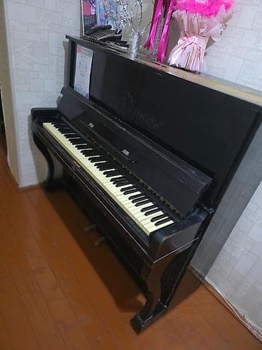 akustik gitara qiymətləri: Upright pianino – klassik qara korpuslu, dekorativ oyma ön paneli ilə — 1