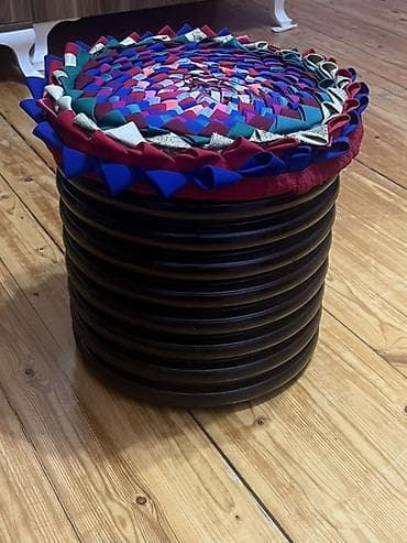 mudur stolu: Rəngarəng üstlü dekorativ oturacaq/taburet. Xüsusiyyətlər: - — 1