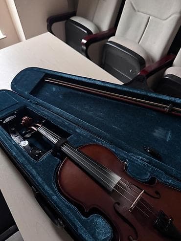 Carlovy,4/4,1-2defe istifade olunub.Bu, tünd qəhvəyi rəngdə, klassik