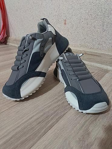 kişi üçün idman corabları: Unisex idman ayaqqabısı – boz və tünd-boz tonlarda, ağ altlıqla — 2