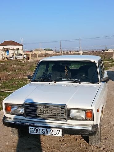 LADA 2107 sedan – ağ rəngli, 4 qapı, arxaötürücülü klassik model