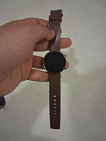 Qəhvəyi rəngli rəqəmsal qol saatı - Dizayn: dairəvi korpus, qara