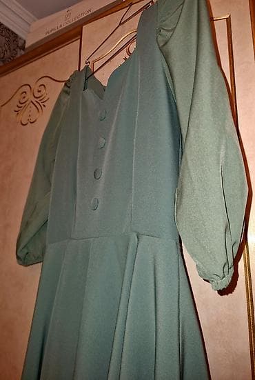 Yaşıl-qrey tonlarında zərif qadın paltarı. rozmier-36 - Model: yuxarı — 2