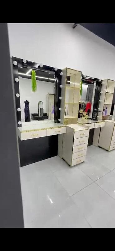 guzgulu masa: Makiyaj üçün masa, Güzgülü — 3