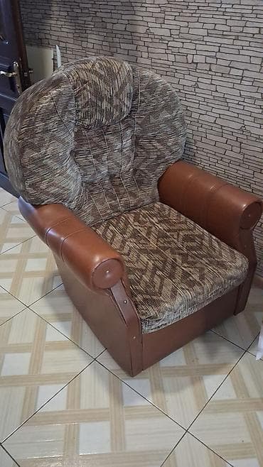 Qonaq otağı üçün yumşaq mebel dəsti təqdim olunur. Dəstə 1 ədəd — 2