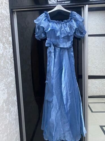 Zərif mavi rəngdə uzun ziyafət/abiye don. - Parlaq, yüngül