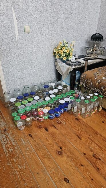 Müxtəlif ölçülü və formalı şüşə bankalar dəsti. Bəziləri qapaqlıdır