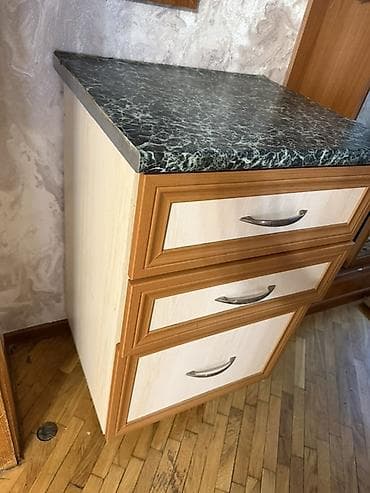 kicik skaf: Mətbəx üçün 3 çekmecəli dolab - Üstlük: tünd-yaşıl mərmər naxışlı — 2