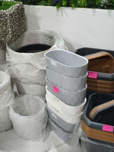Müxtəlif ölçü və formalarda plastik çiçək və bitki qabları -