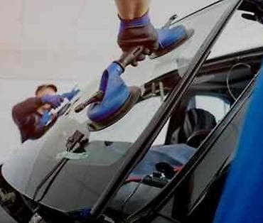 şuse: Avtomobil su buraxan luklarini və şüşələrinin sokulub yeniden — 2