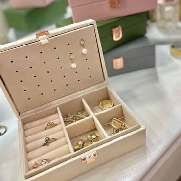 вешалки напольные для одежды деревянные дорогие: Zərgərlik qabı – kompakt və zərif dizayn - Rəng seçimləri: krem — 3