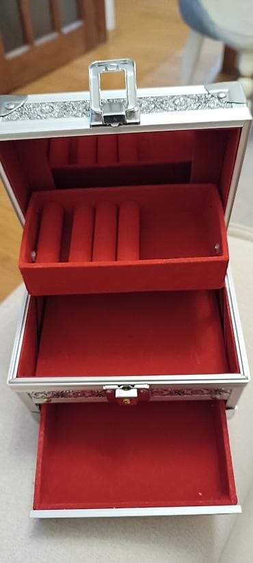 Bəzək əşyaları üçün qutu/kofər - Xarici hissə: gümüşü rəngdə