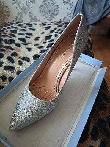 Tuflilər: Gümüşü rəngli, parıltılı qadın tuflisi - Model: klassik “pointed toe” — 1