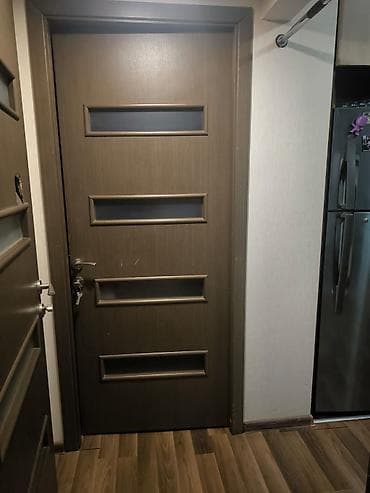 Daxili otaq qapısı – ağac teksturalı, tünd qəhvəyi rəngdə. - Dizayn