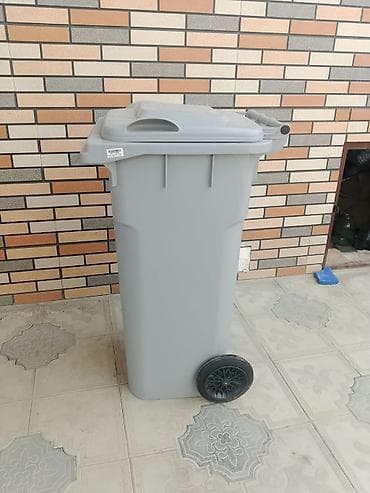 kek qablari: Təkərli tullantı konteyneri – boz rəng - Həcm: təxminən 120–140 litr — 1