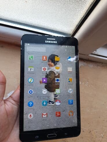 planşetlər samsung: Bu, arxa tərəfində "SAMSUNG" loqosu və "CE 0168" nişanı olan qara — 2