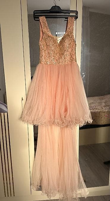 Ziyafət paltarı satılır! S razmer, şaftalı çiçəyi rəngində zərif və