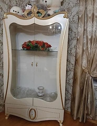 Mağaza avadanlığı: Klassik üslubda vitrin şkaf - Rəng: krem və qızılı detallar - — 1