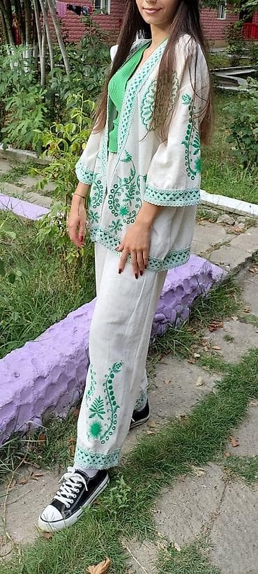 b kompleks vitamin: İki hissəli qadın dəsti – açıq krem rəngində kimono üslublu üst və — 1