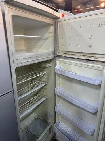 Yemək hazırlamaq üçün texnika: İki qapılı soyuducu - Üst bölmə: dondurucu kameradır, tək rəfli, qida — 2