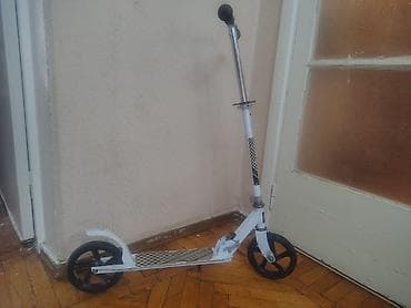 Şəhər üçün iki təkərli skuter - Rəng: ağ, qara detallar və dama