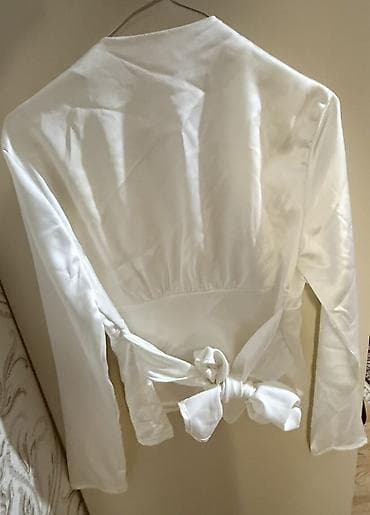 sumqayitda ucuz paltarlar: Ağ rəngli köynək,bluz Atlas parçadır. Heç geyinilməyib. Ölçü uyğun — 2