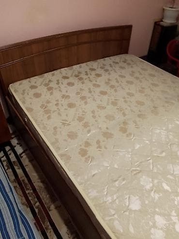 Кровать с базой в отличном состоянии 

-