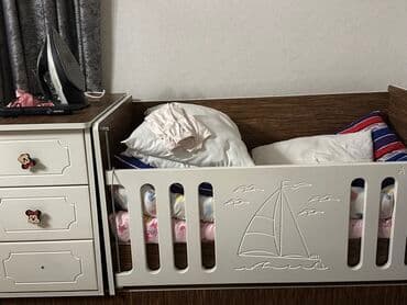 Oğlan və qız üçün, Beşik, Komod