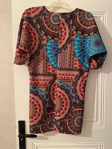 is cekmesi: Bənövşəyi rəngdə qısa, yarımqol qadın paltarı. Ön hissə sadə və — 2