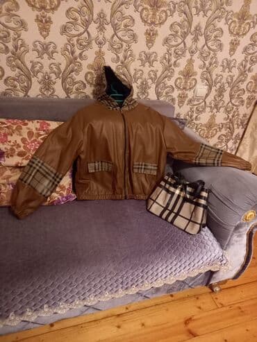 Qadınlar üçün dəri effekti olan kapüşonlu gödəkçə və uyğun çanta seti