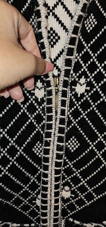 sumqayitda jaket: Qadın kardiqanı – ölçü 54 - Rəng: qara-ağ - Naxış: romb və həndəsi — 2