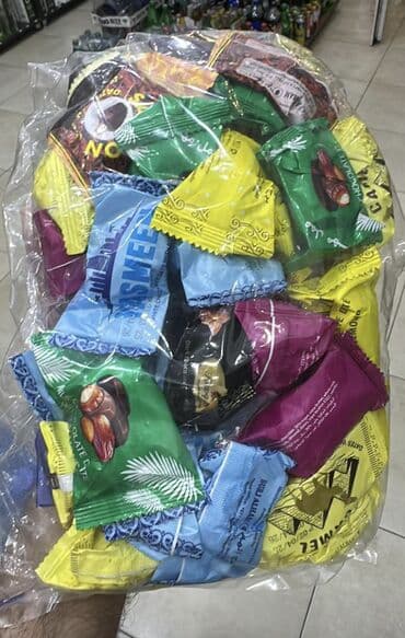 Meyvə və giləmeyvə: Camel markalı vesovoy xurmalar Dubai istehsalı qarışıq növlər. Fərqli — 1