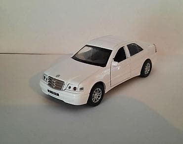 Ağ rəngli sedan model avtomobil – kolleksiya üçün oyuncaq - Miqyas