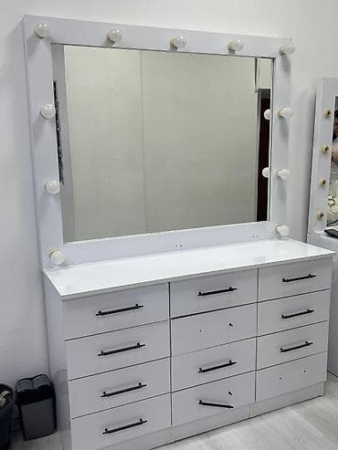 islemis acarlar: Makyaj masası 250 Azn.Yeni kimidir,çox az işlənib.Ünvan — 2