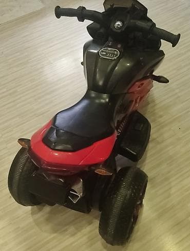 Uşaq üçün elektrikli üçtəkərli motosiklet - Rəng: qırmızı-qara -