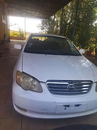 Avtomobil satışı: BYD sedan – ağ rəng, benzinlə işləyən önqat sedan kuzov. - — 1