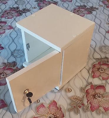 Açarla bağlanan kiçik şkaf/kasa tipli qutu - Material: ağ rəngli