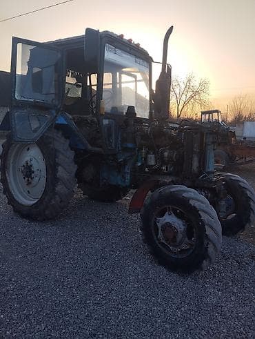 maşın qoşqu: Traktor MTZ (Belarus) – kabinəli, dörd təkərli, ön çəngəlli şassi — 3