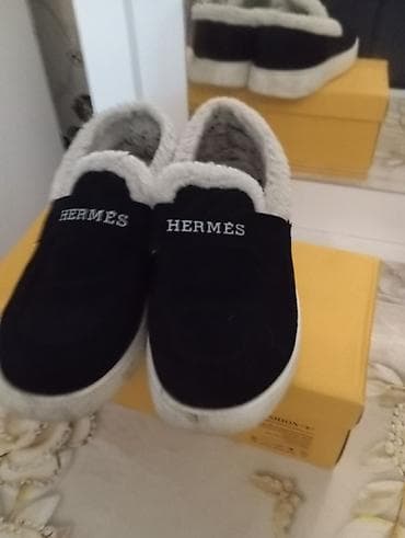 Qadın/kişi üçün isti ev tuflisi - Rəng: qara üst, ağ/zərif krem tüklü