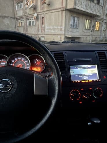 Nissan Tiida sedan – ağ rəng, avtomatik ötürmə. Xarici və daxili: -