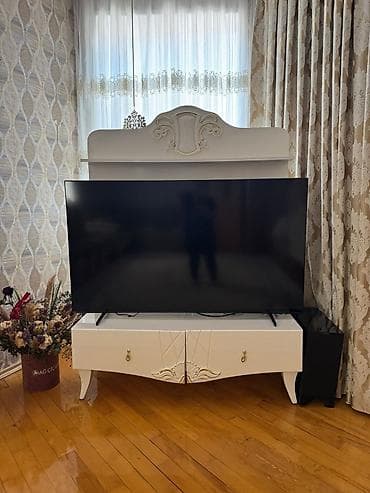 Klassik üslubda dəst mebel Tərkib: - TV altlığı və üst dekor paneli
