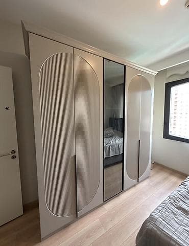 boyuk dolablar: Müasir dizaynlı 4 qapılı qarderob - Rəng: Açıq boz, şaquli relyef — 4